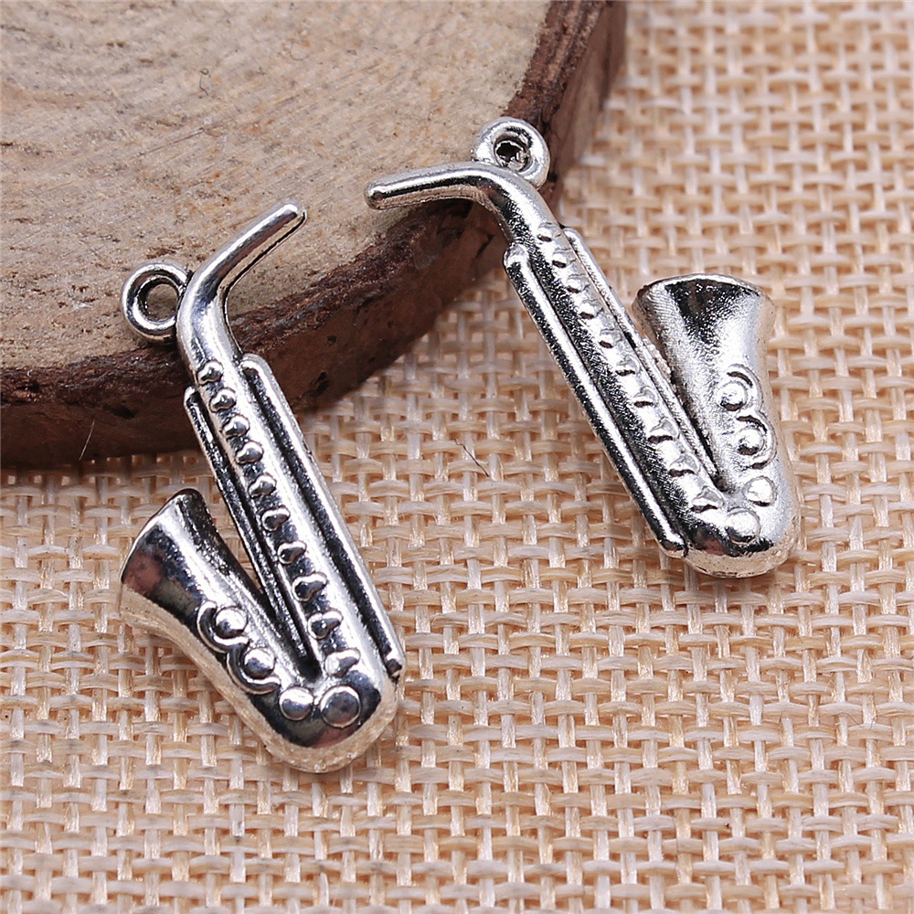 Musical Instrument Jewelry - 20 個 26x21mm (1.02x0.83 インチ) アンティークシルバーカラー楽器サックスチャームペンダント