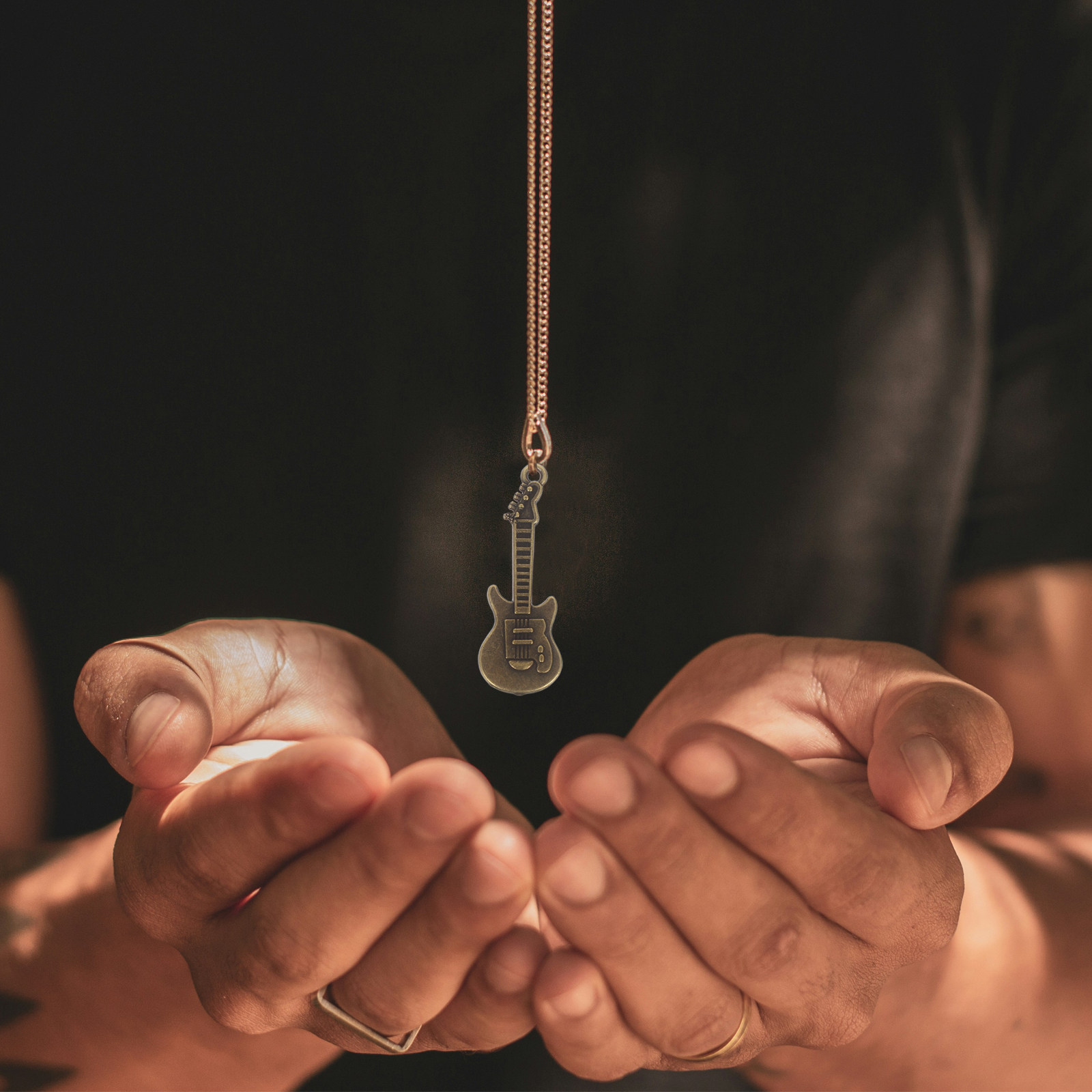 Musical Instrument Jewelry - 50 個の素朴なギターペンダントヴィンテージ合金チャーム DIY ネックレスブレスレットイヤリングジュエリー作成楽器工芸品用