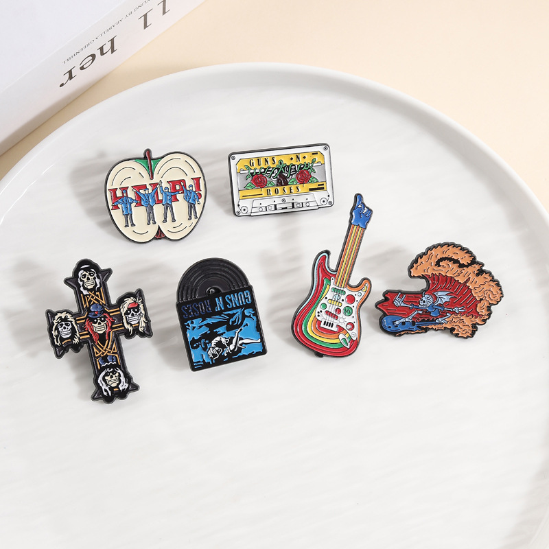パーソナライズされた漫画風楽器エナメルピン、ビートルズギター - Musical Instrument Jewelry のレビューと価格