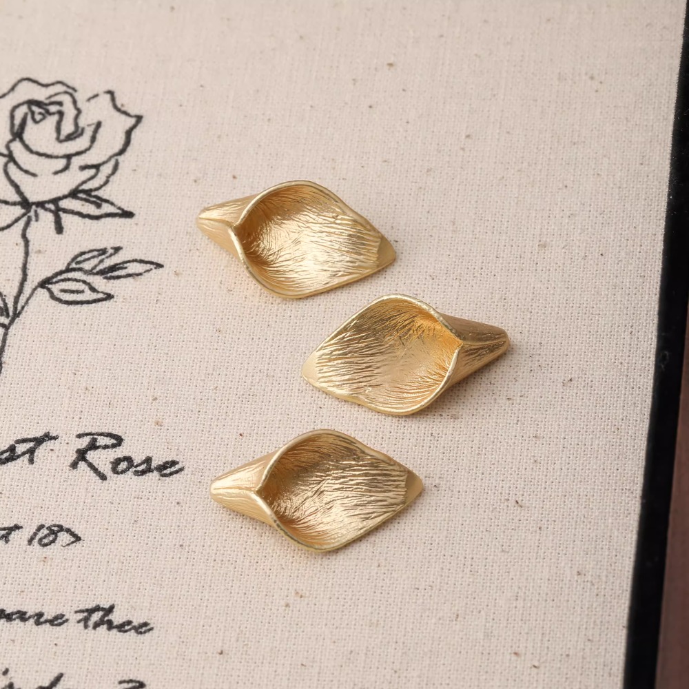 4 個可憐なホーン花びらフラワーチャームイヤリングジュエリー - Musical Instrument Jewelry のレビューと価格